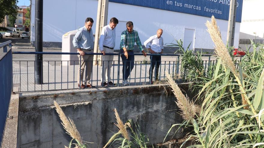 El Ayuntamiento de Lucena inicia una limpieza preventiva en distintos tramos del río Lucena