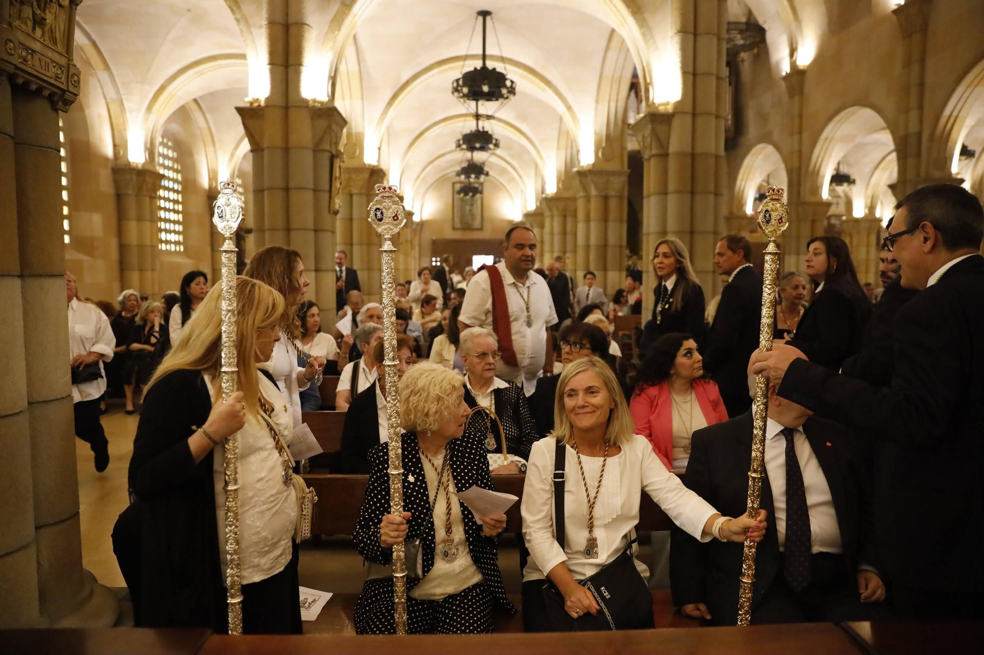 Pétalos, incienso, niños... así fue la procesión del Corpus Christi en Gijón (en imágenes)