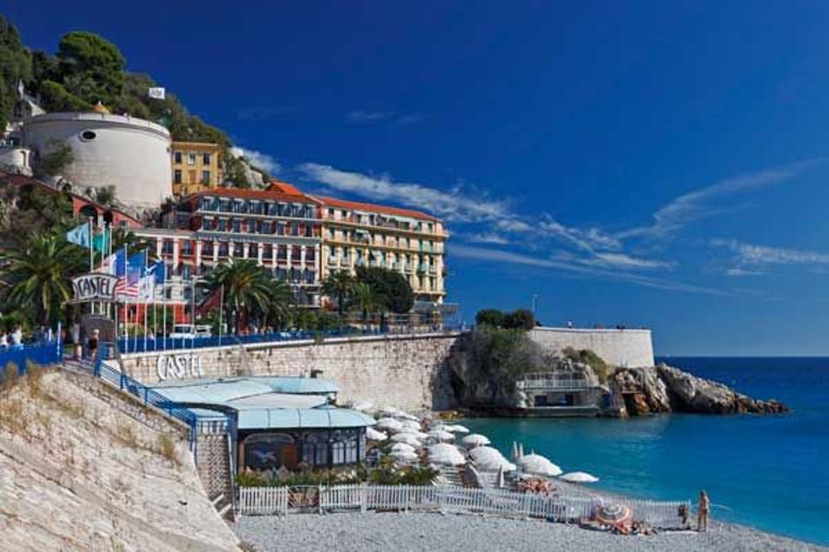 Vista de la playa de Niza desde el paseo Quai des Etaes Unis.