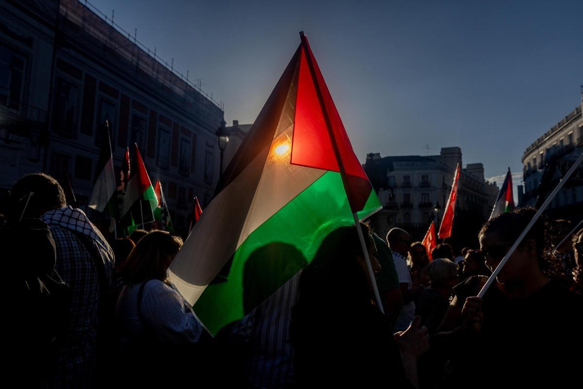 Varias personas con banderas palestinas, durante una concentración en la Puerta del Sol en solidaridad con Palestina en octubre de 2025.