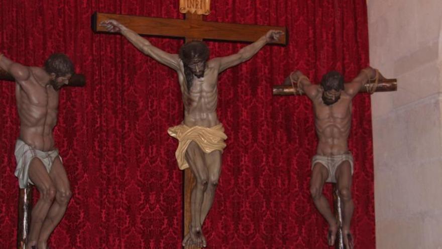 Dimas y Gestas, a los lados de Jesucristo, tras la restauración.