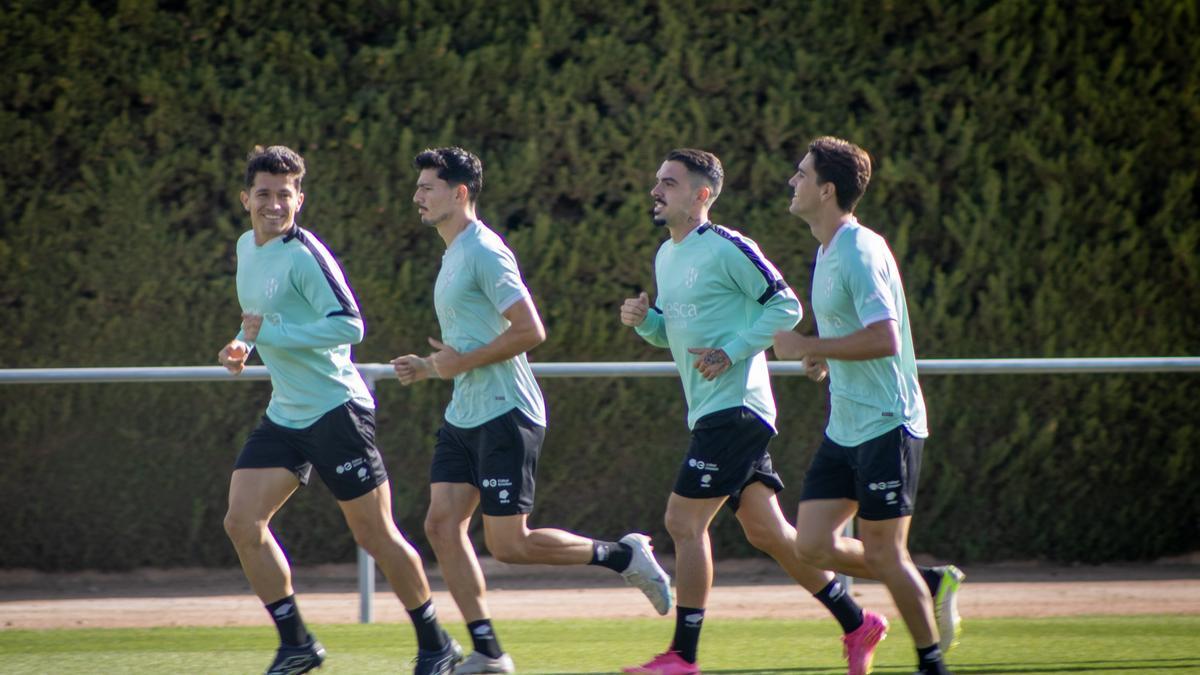 Los jugadores del Huesca se ejercitan en la última sesión antes de viajar a Cantabria