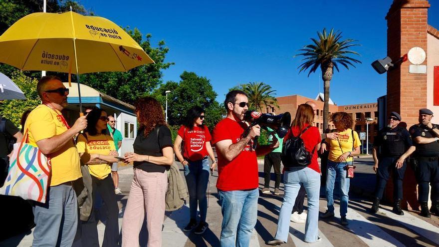 Educación convoca a los sindicatos a una nueva reunión negociadora para este jueves mientras protestaban a las puertas de la conselleria