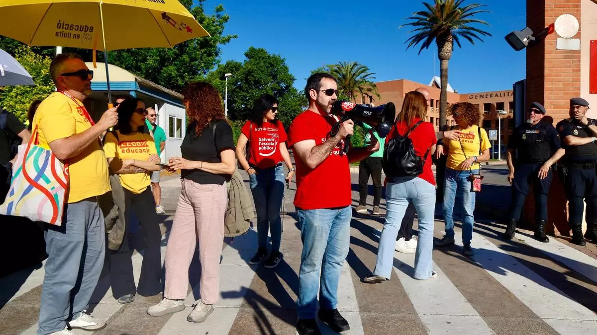 Educación convoca a los sindicatos a una nueva reunión negociadora para este jueves mientras protestaban a las puertas de la conselleria