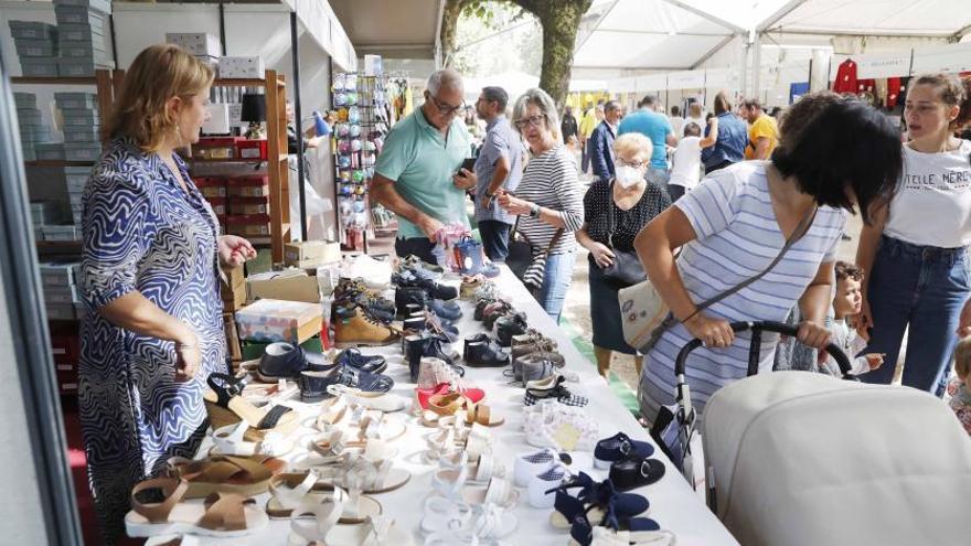 Casi una treintena de comercios liquidan su mercancía en A Calzada