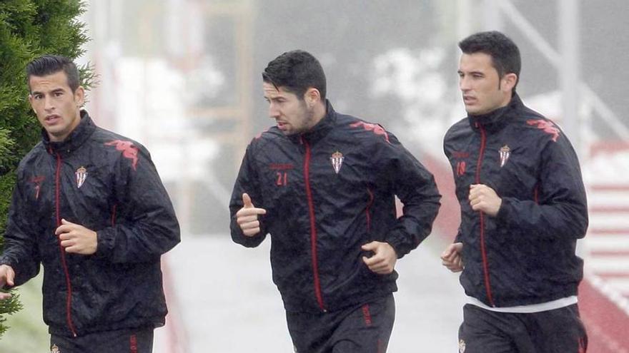 Por la derecha, Isma López, Hugo Fraile y Luis Hernández, ayer, durante el entrenamiento en Mareo.