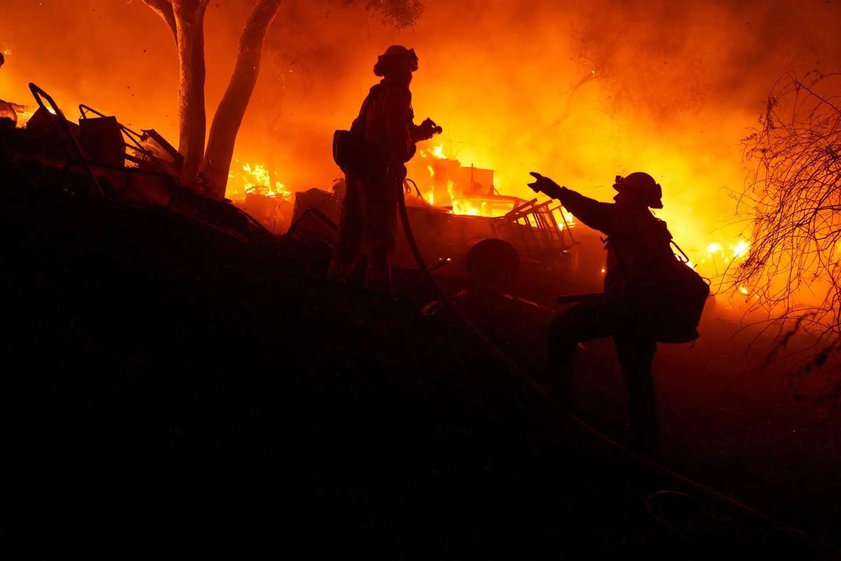 Un grupo de bomberos luchando contra el fuego de un incendio en California (Estados Unidos).