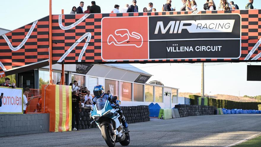 Álex Márquez hace vibrar a sus seguidores en el Circuito de Villena