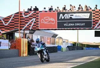 El subcampeón del mundo de Moto GP Álex Márquez enseña trucos de pilotaje en Villena