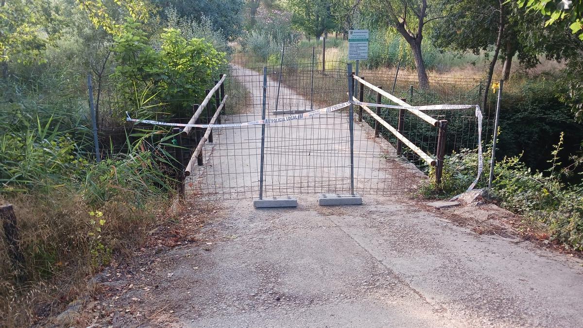 El ayuntamiento ha instalado vallas para cerrar el paso a l'Illa de l'Esgoletja.