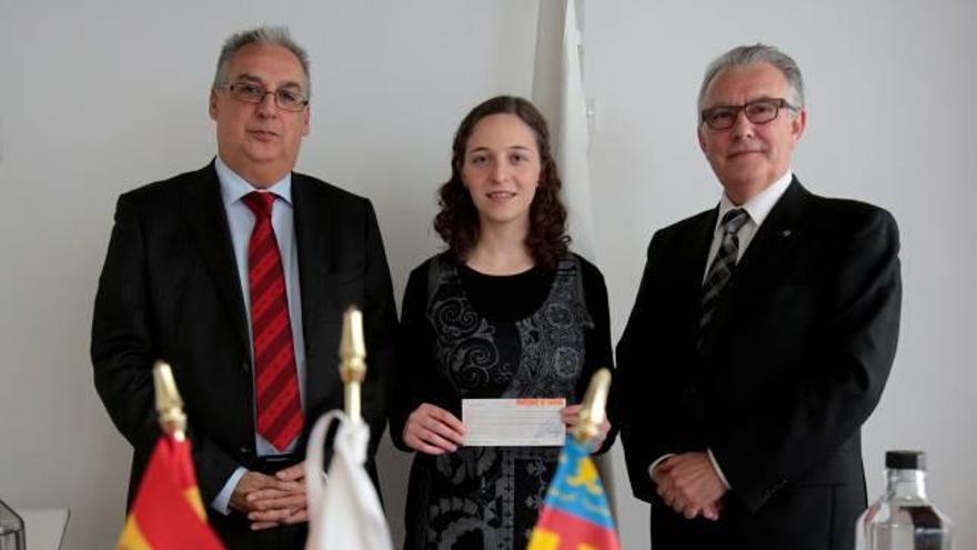 La joven premiada, entre el alcalde y el presidente del Rotary.