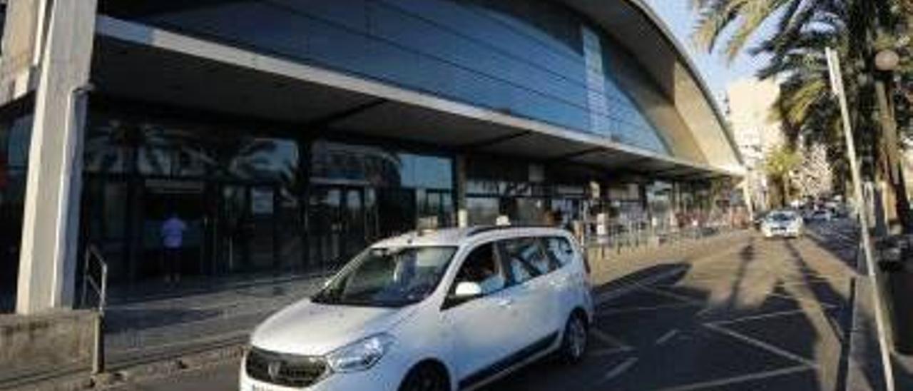 La fachada de la estación de autobuses de València.