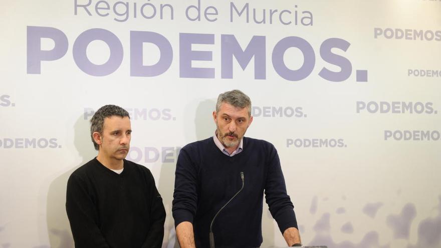 Oscar Urralburu, junto a Antonio Urbina, en una rueda de prensa ayer.