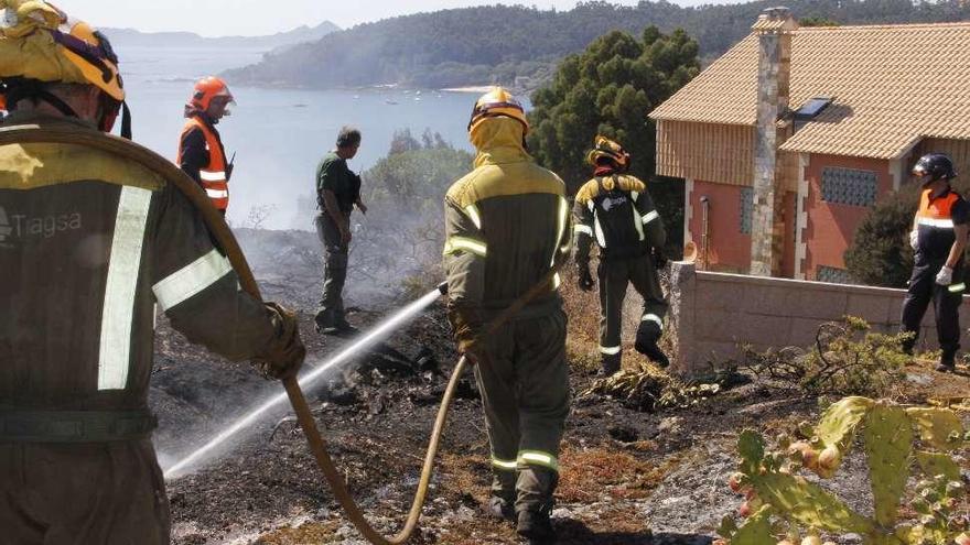 Incendio forestal en Darbo, con riesgo para las casas. // Santos Álvarez