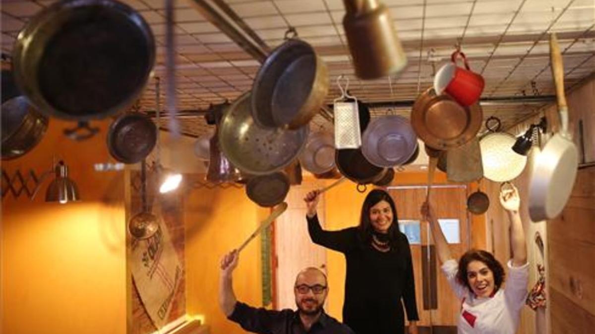 A punto de tocar el cielo de ollas, Stefano Beruschi, Carolina Casas y Catarina de Souza. Foto: Ricard Cugat