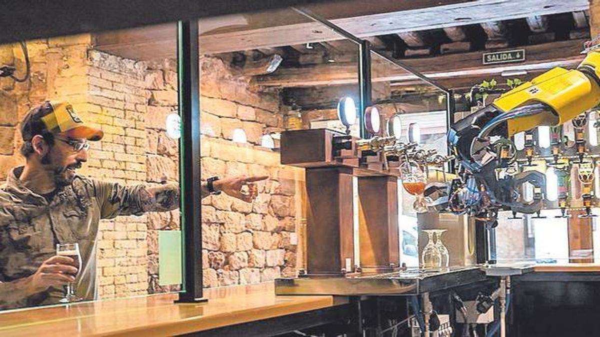 Robot del restaurant PuntZero de Cardona servint copes