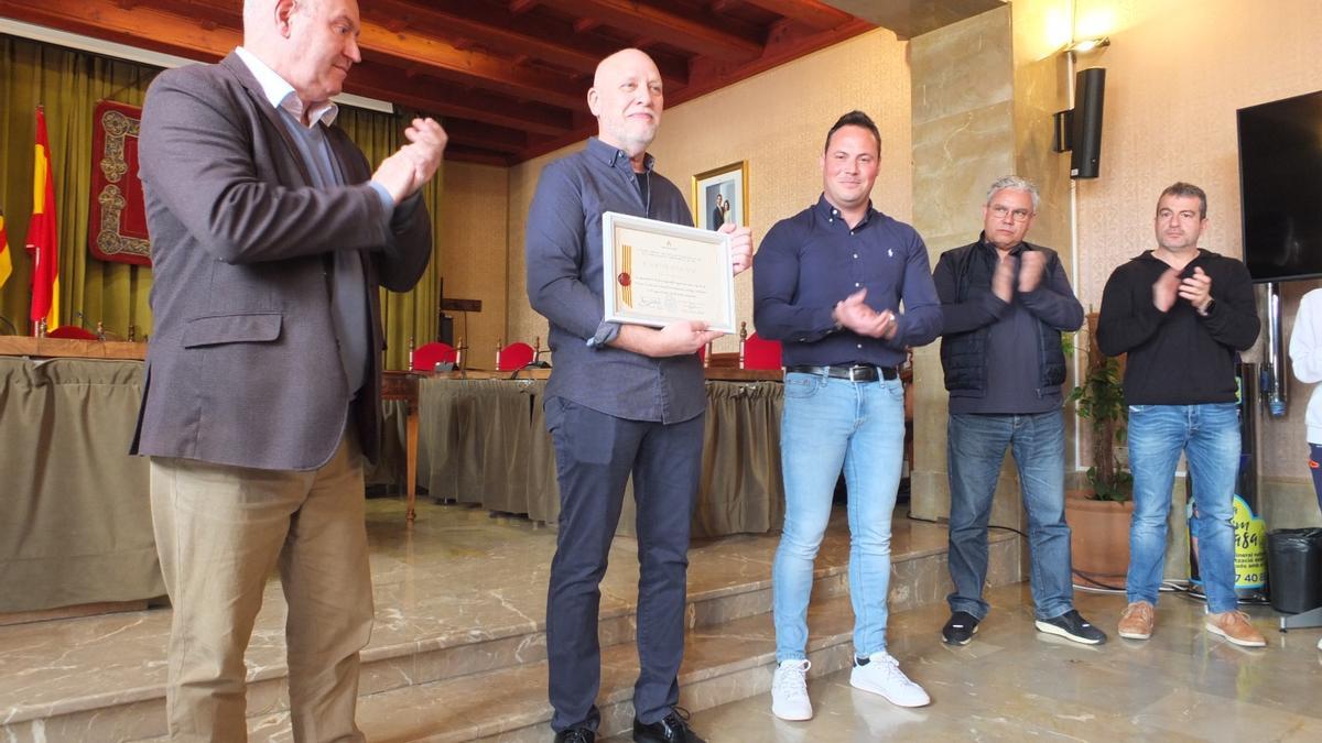 Vivas, con un diploma, junto a las autoridades municipales de Sóller.