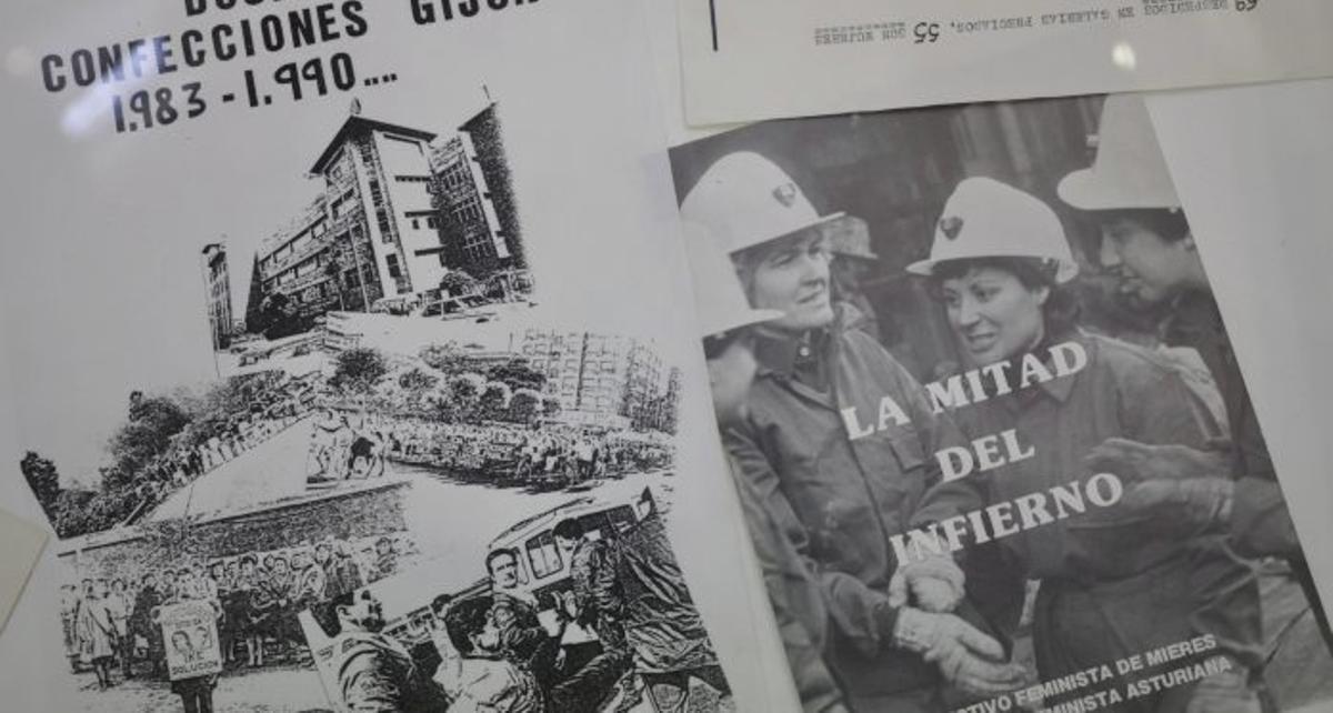 Vista general de la muestra y detalle de lo expuesto. Abajo, a la izquierda, el primer cartel de AFA y el elaborado para esta exposición, obras, ambas de la artista Mabel Lavandera.