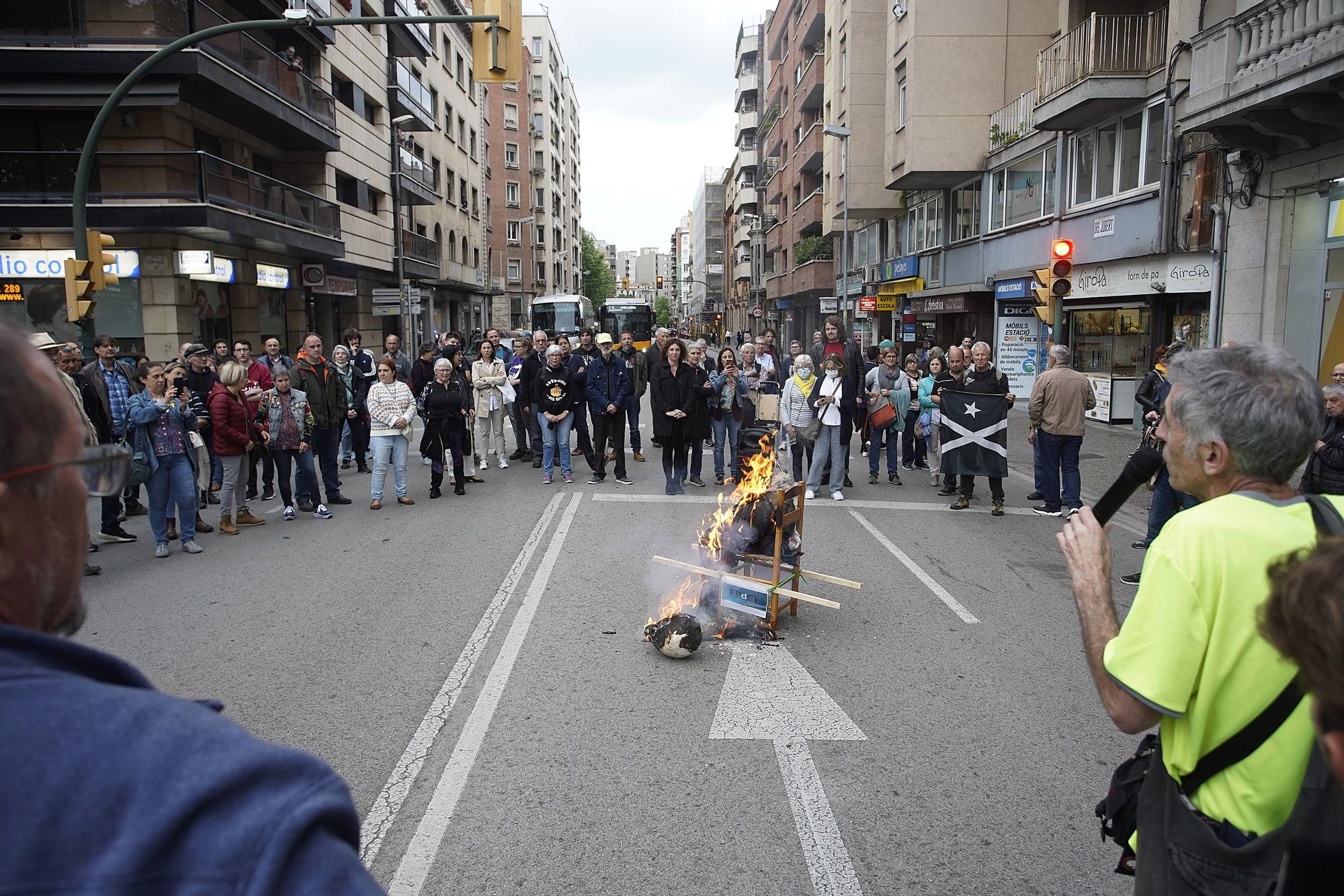 Cremen un ninot del rei a Girona