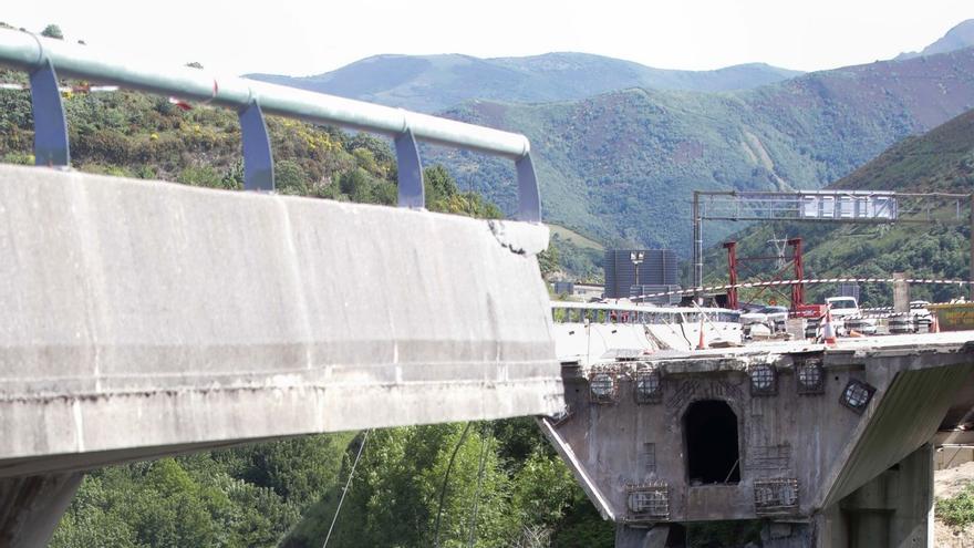 Comienza el desmontaje de un vano tras el derrumbe del viaducto de la A-6