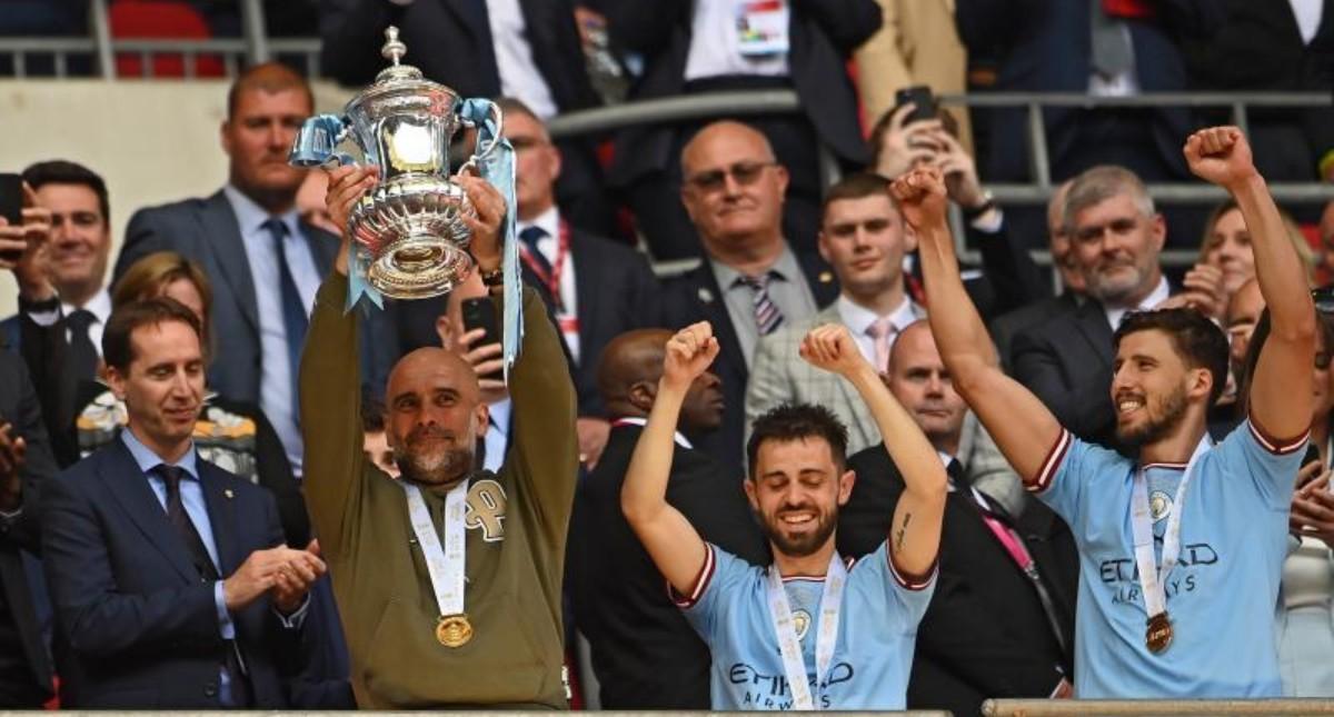 El Manchester City levanta el trofeo de la Copa FA tras ganar la final ante el Manchester United, en Wemblay, Londres