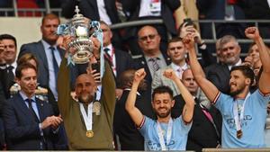 El Manchester City levanta el trofeo de la Copa FA tras ganar la final ante el Manchester United, en Wemblay, Londres