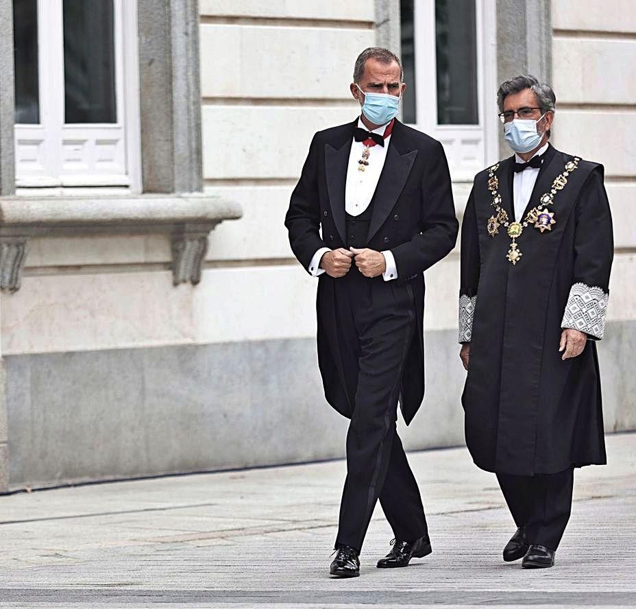 El rei Felipe VI i Carlos Lesmes, dilluns, a les portes del Suprem.