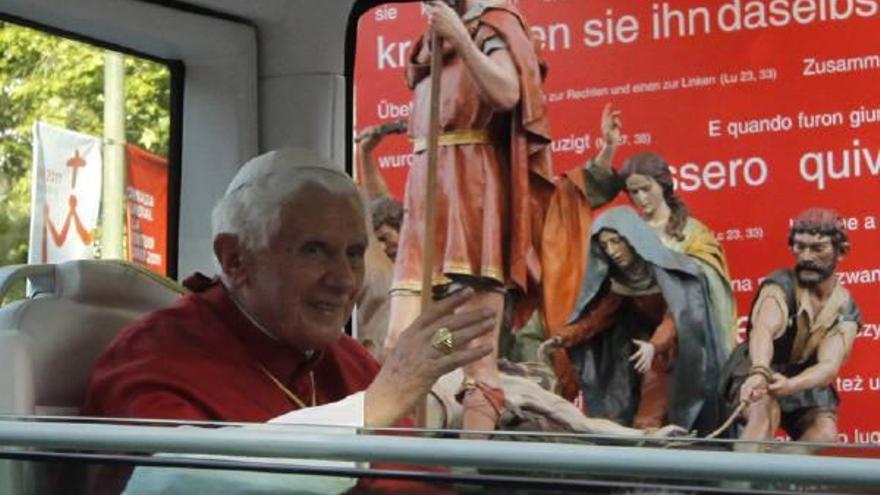 El vehículo oficial del Papa supera la décima Estación, ocupada por La Crucifixión.