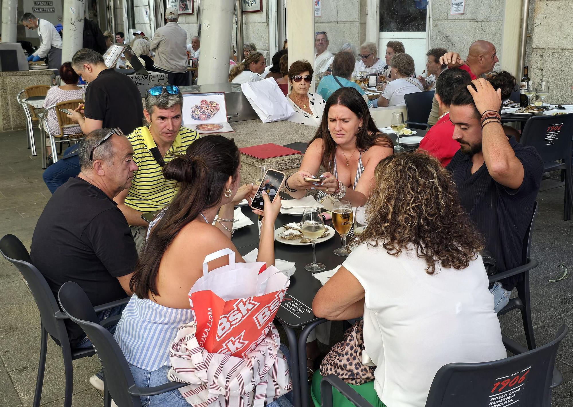 Visitantes y cruceristas del Island Sky y Costa Favolosa animaron un Vigo soleado