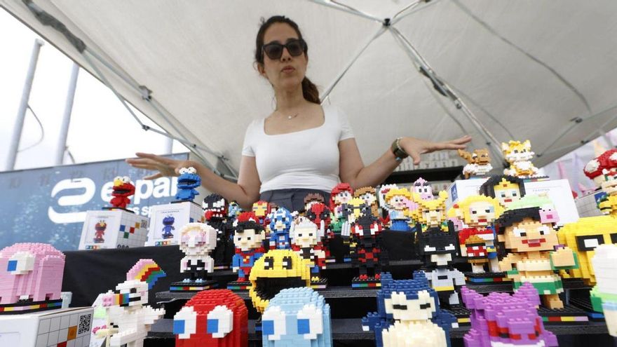 Grecia Ríos, con las figuritas expuestas en su stand.