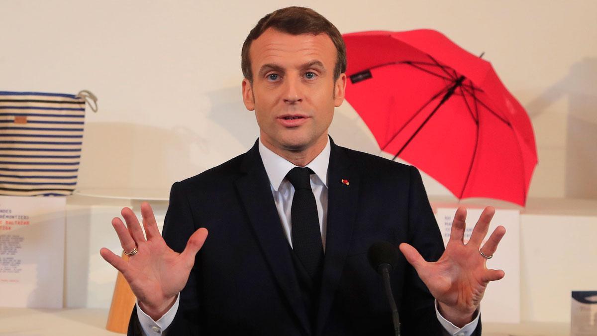 Manifestantes impide la apertura del Museo del Louvre en París, contra la reforma de las pensiones del presidente, Emmanuel Macron.