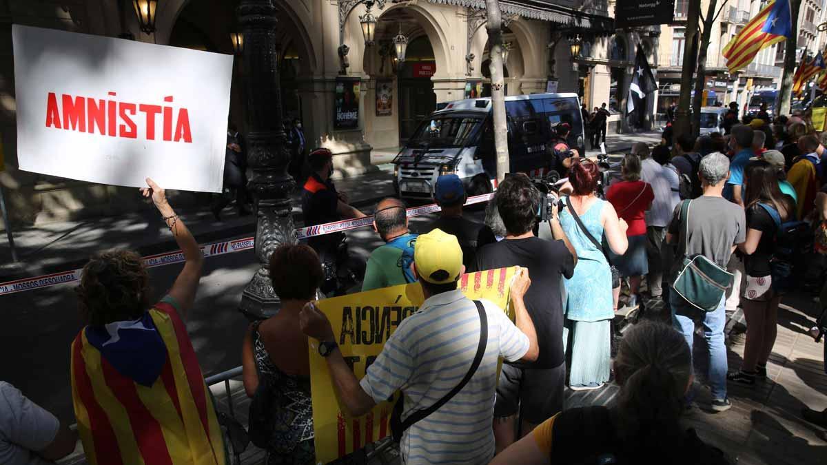 Protestas ante el Liceu, antes de empezar el acto de Pedro Sánchez.