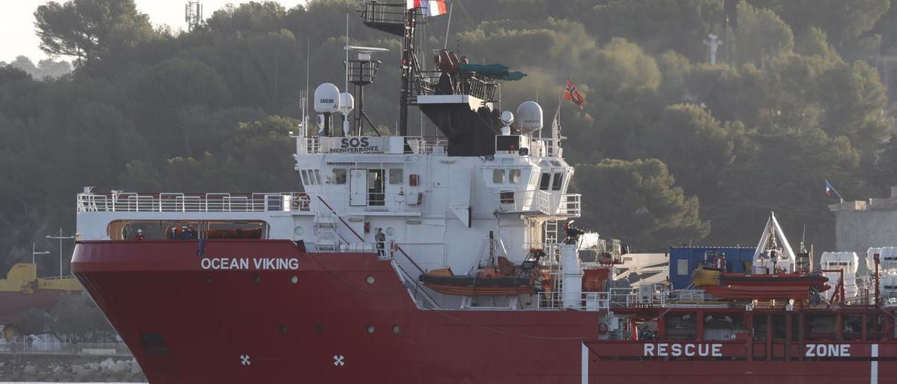 El barco de SOS Mediterranée ’Ocean Viking’ llega al puerto de Tolón, este viernes.