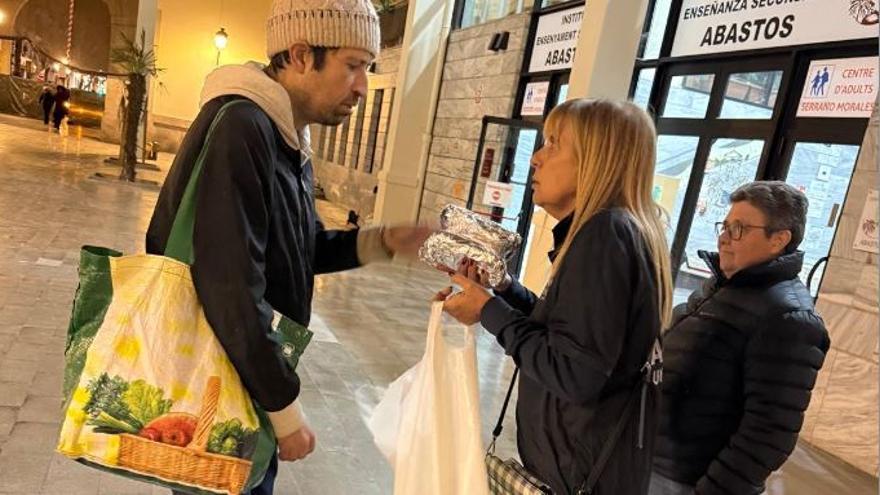 Tras el cierre de las cocinas Marise cocina en su casa 400 bocadillos todas las semanas.