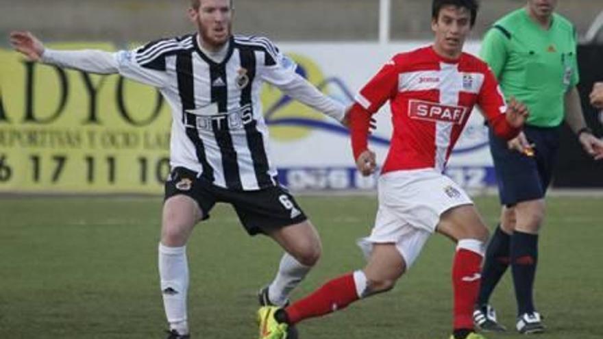 Ximo Forner, a la izquierda, con la elástica del Linense.