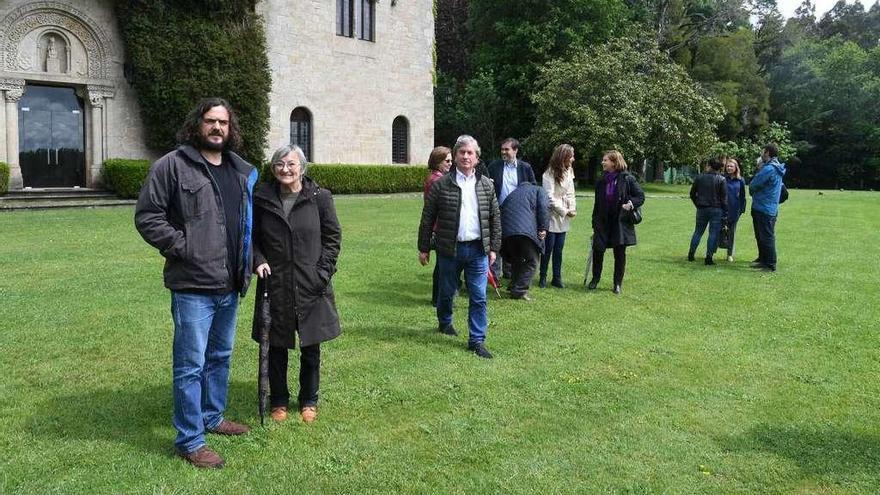 Diputados de la comisión de Cultura, con Antón Sánchez en primer término, durante una visita al pazo.