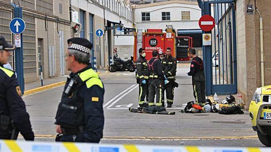 Un grup de bombers de Barcelona atén una explosió a la fàbrica de productes químics de la Verneda