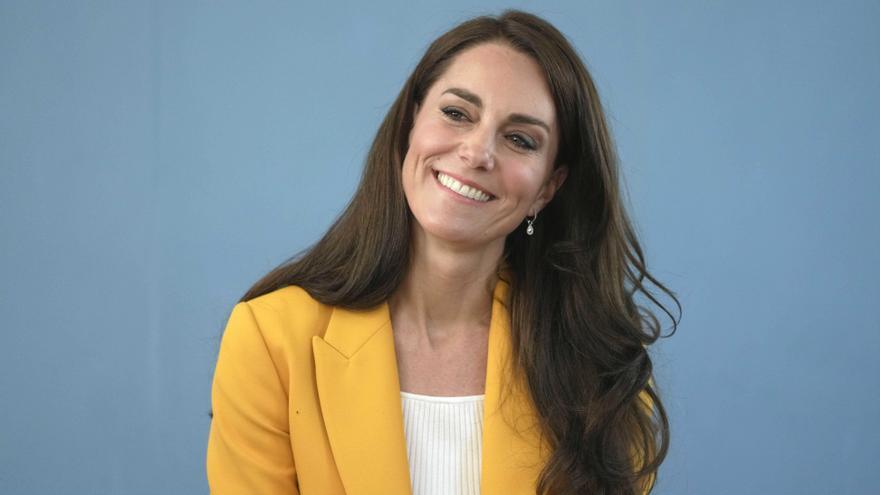 Kate, princesa de Gales de Gran Bretaña, sonríe mientras visita Dame Kelly Holmes Trust y se reúne con algunos de los jóvenes que apoya la organización benéfica, el 16 de mayo de 2023, en Bath, Inglaterra.