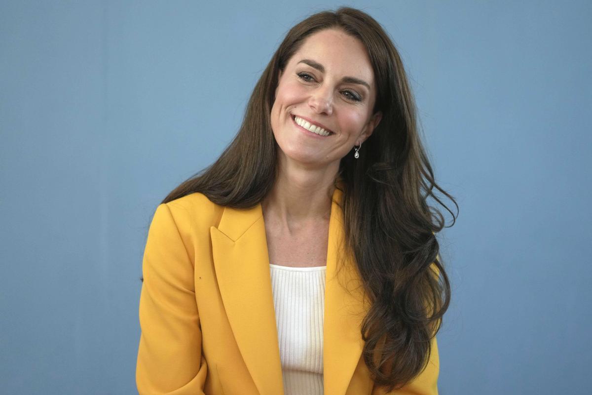 Kate, princesa de Gales de Gran Bretaña, sonríe mientras visita Dame Kelly Holmes Trust y se reúne con algunos de los jóvenes que apoya la organización benéfica, el 16 de mayo de 2023, en Bath, Inglaterra.