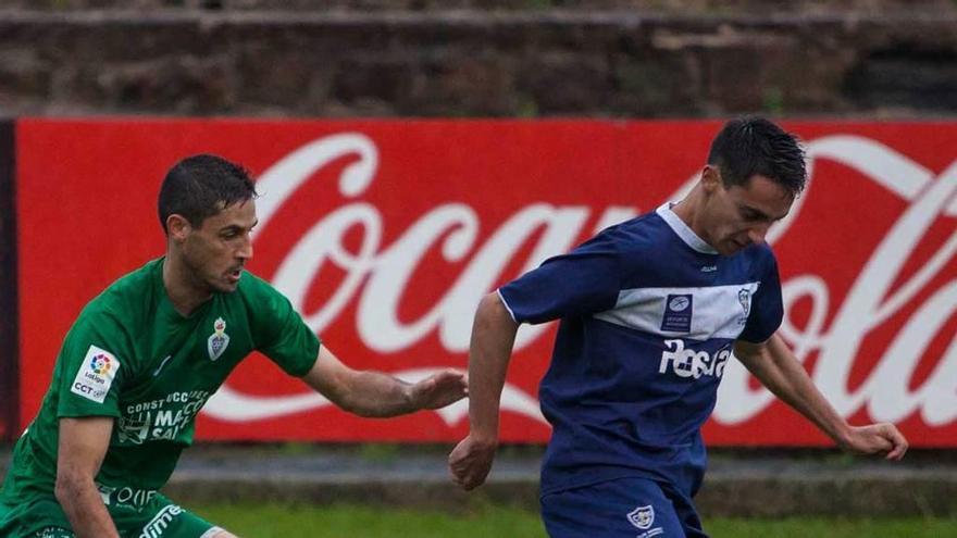 Borja Álvarez se lleva el balón ante Nacho Fernández, del Covadonga