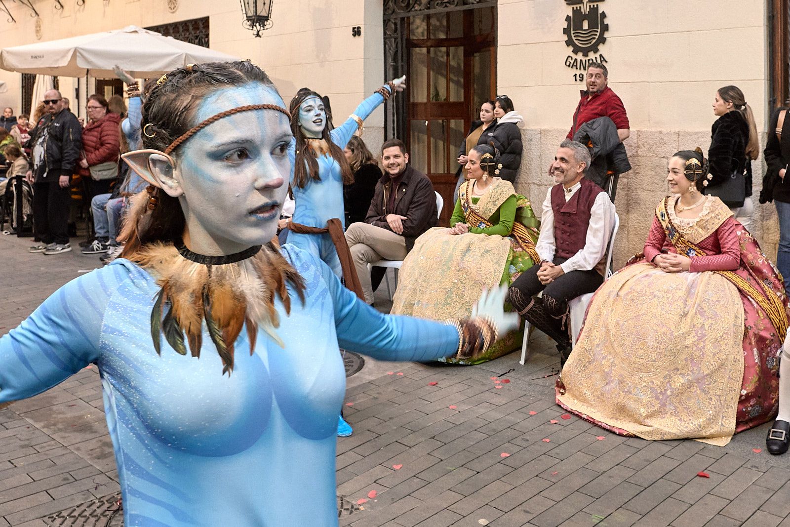 La cabalgata saca a la calle el ingenio y la gracia de las Fallas de Gandia