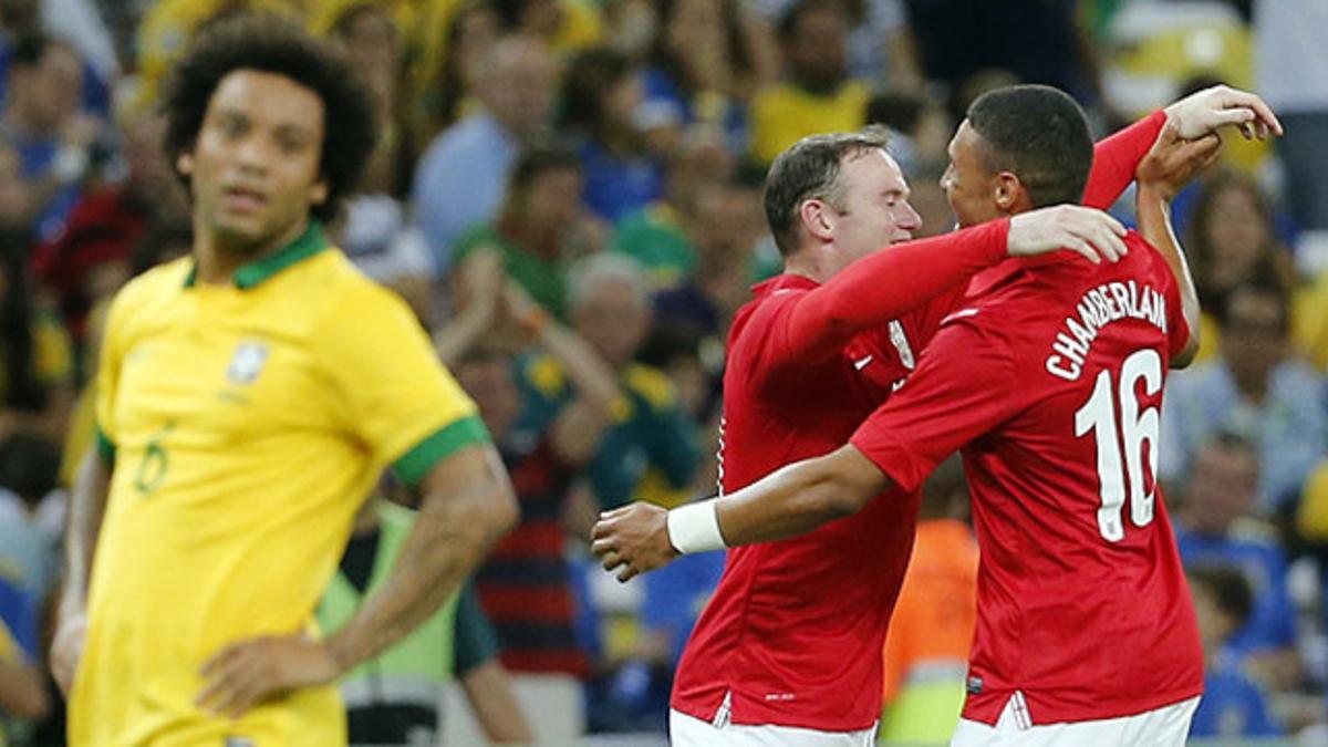 Rooney celebra con Chamberlain su tanto ante Brasil