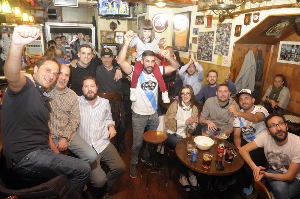 La afición del Dépor celebra la permanencia