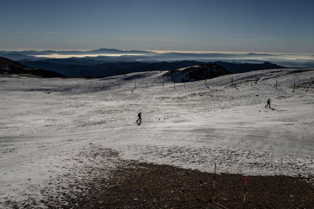 El aumento de las temperaturas significa que la gran mayoría de las estaciones de esquí del mundo ya dependen de la nieve artificial para aumentar la capa de nieve y prolongar la temporada, pero una racha récord de clima templado a fines de diciembre significa que incluso la nieve artificial ya no es posible en algunas áreas como en La Molina
