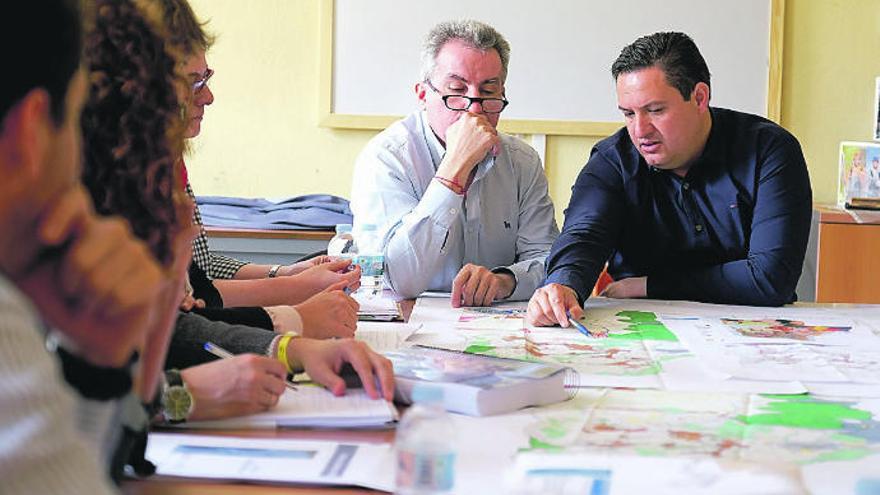 José Julián Mena durante un encuentro con técnicos y concejales.