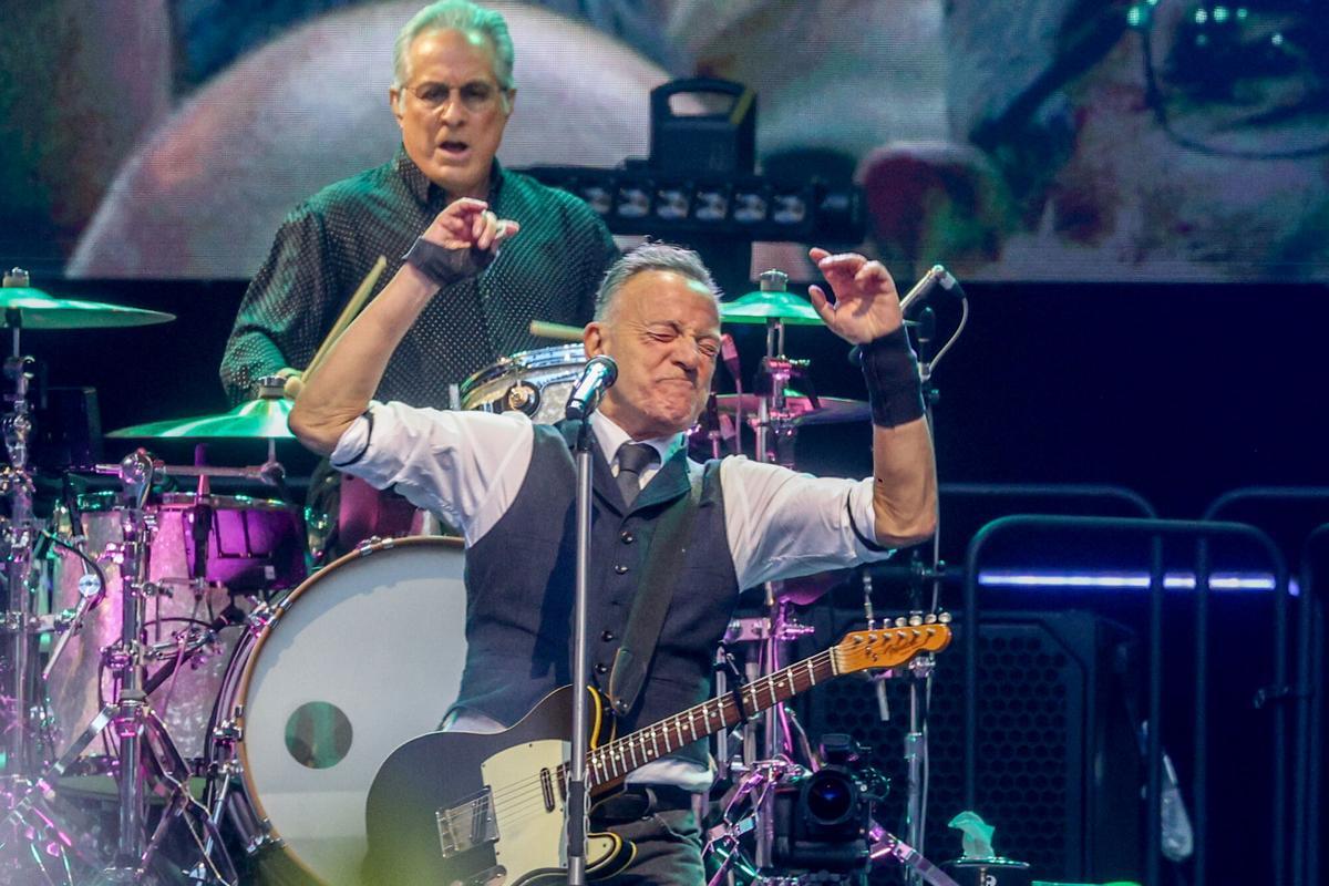 El cantante Bruce Springsteen (i), durante su actuación en el Estadio Civitas Metropolitano, a 12 de junio de 2024, en Madrid (España).
