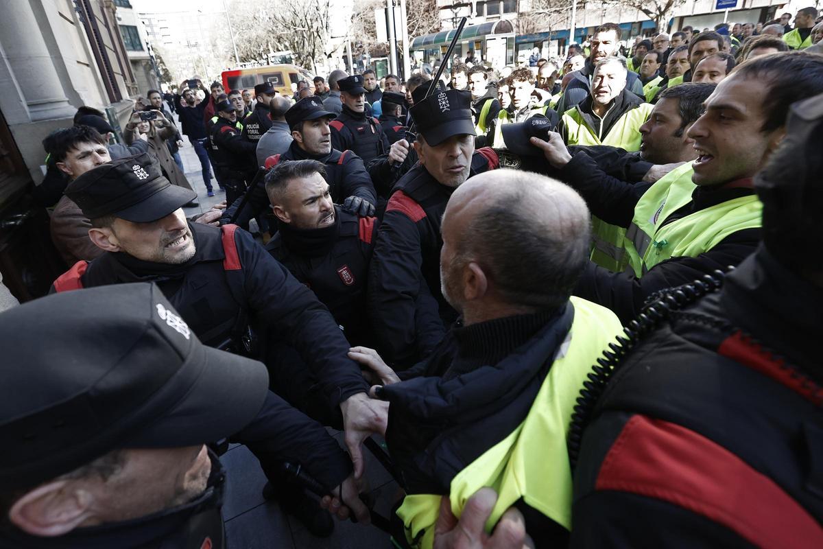 Los agricultores intentan entrar al Parlamento de Navarra por la fuerza