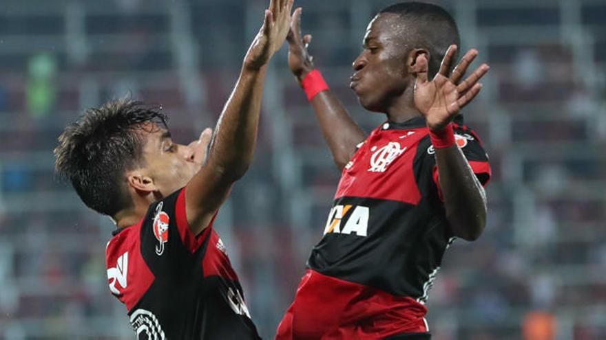 Lucas Paquetá celebra un gol con Vinícius Júnior.