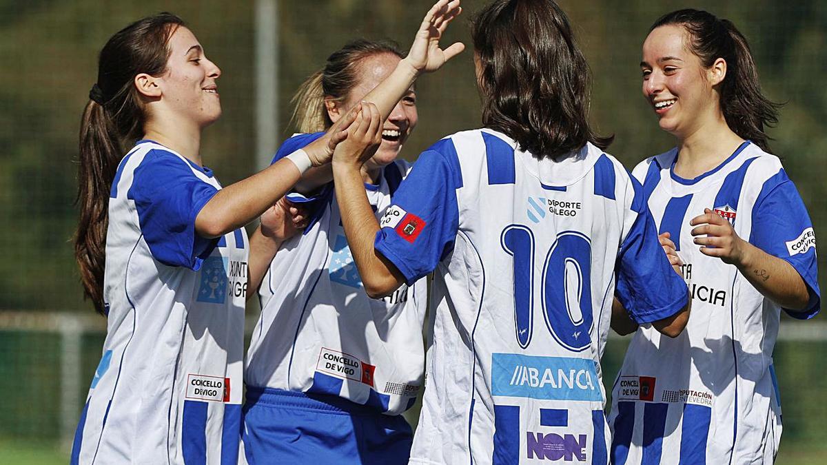 Sara Porto, Vicky y Paula Lorenzo felicitan a Paula Monteagudo tras uno de sus goles. |  // R. GROBAS