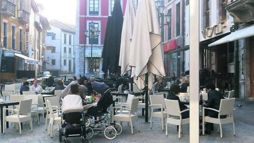 Terrazas en la plaza de Parres Sobrino, en la villa de Llanes, a las siete y media de la tarde de ayer.